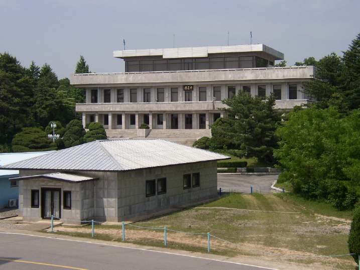 奥に見えるのが北朝鮮側の板門閣